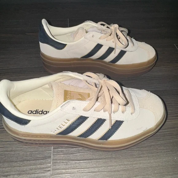 Adidas Gazelle Shoes
Size: 5 / Quantity: 1
Color: Cream White / Core Black / - Picture 1 of 5